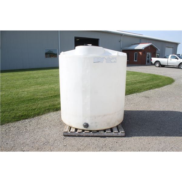 Unknown 600 gallon poly tank, verticle