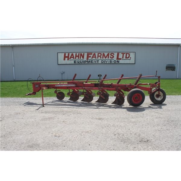 MF 880, 5 furrow, semi mount, auto reset plow