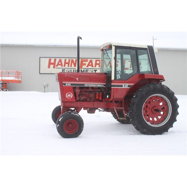 Int 986 2wd tractor, cab, air, 18.4x38, 2 remotes, 4808 hours, 1981 model, local estate