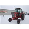 Image 2 : Int 986 2wd tractor, cab, air, 18.4x38, 2 remotes, 4808 hours, 1981 model, local estate