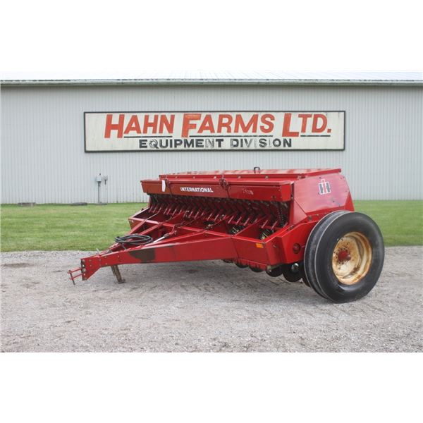 Int 5100 21 run seed drill, double disc, grass box, one owner, nice