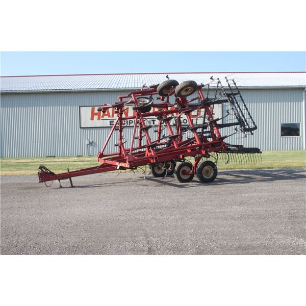 Int 4600 28' cultivator, Buhler 3 bar coil harrow, rear hitch with hydraulics, one owner