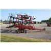 Image 5 : Int 4600 28' cultivator, Buhler 3 bar coil harrow, rear hitch with hydraulics, one owner