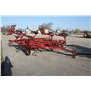 Image 3 : Int 4500 17 ' hydraulic folding cultivator, 3 bar coil harrow, one owner, local trade