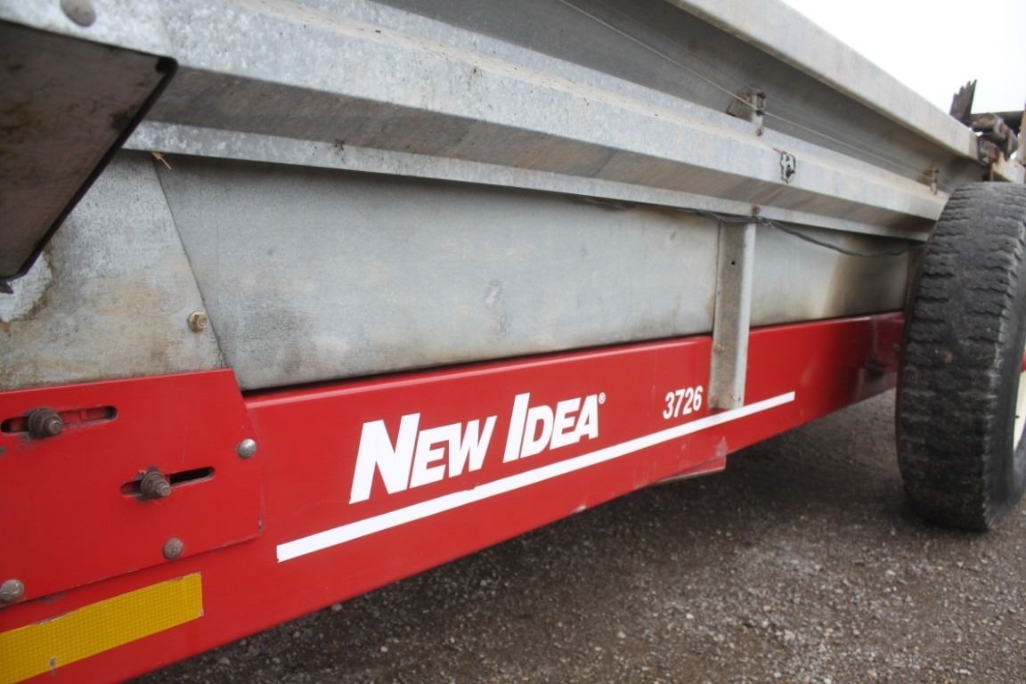 New Idea 3726 single axle manure spreader, hydraulic end gate, top beater
