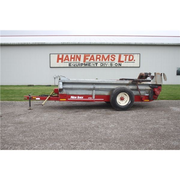 New Idea 3726 single axle manure spreader, hydraulic end gate, top beater