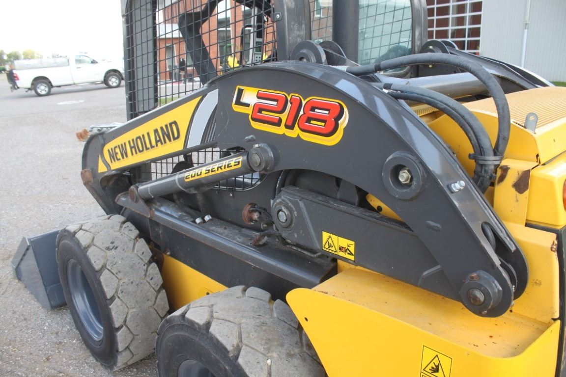 New Holland L218 skidsteer, rops, 2 Speed, aux hyd, 12-16.5, 72