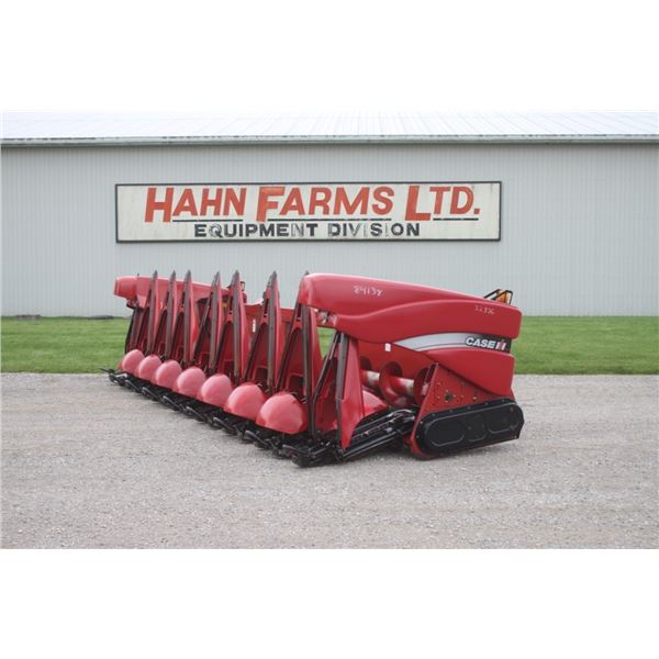 Case/Int 2208 8 row corn head, knife rolls, hydraulic deck plates, classic hookup