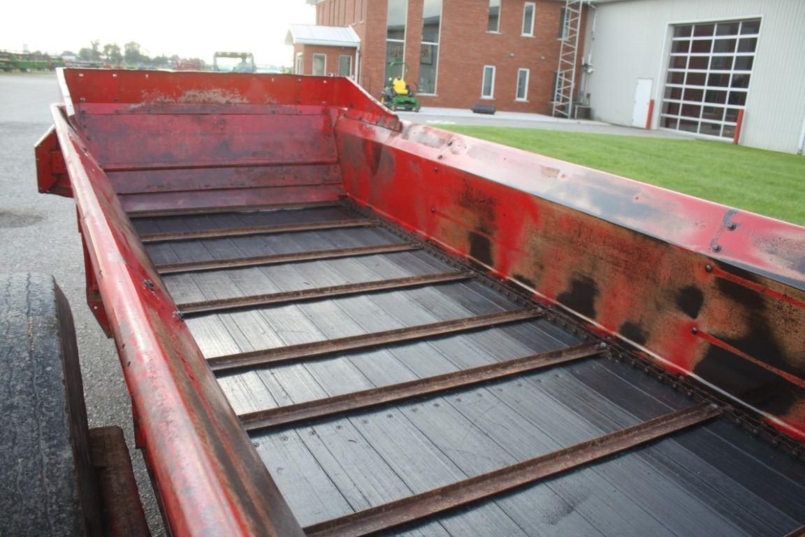 New Holland 185 tandem axle manure spreader, endgate, top beater poly floor