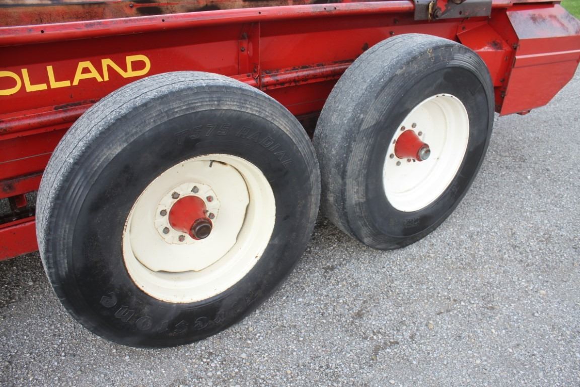 New Holland 185 tandem axle manure spreader, endgate, top beater poly floor