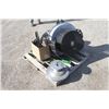 Image 20 : JD 630F flexhead, Schumacher knife, poly floor, Crary air reel, complete with cab mounted blower