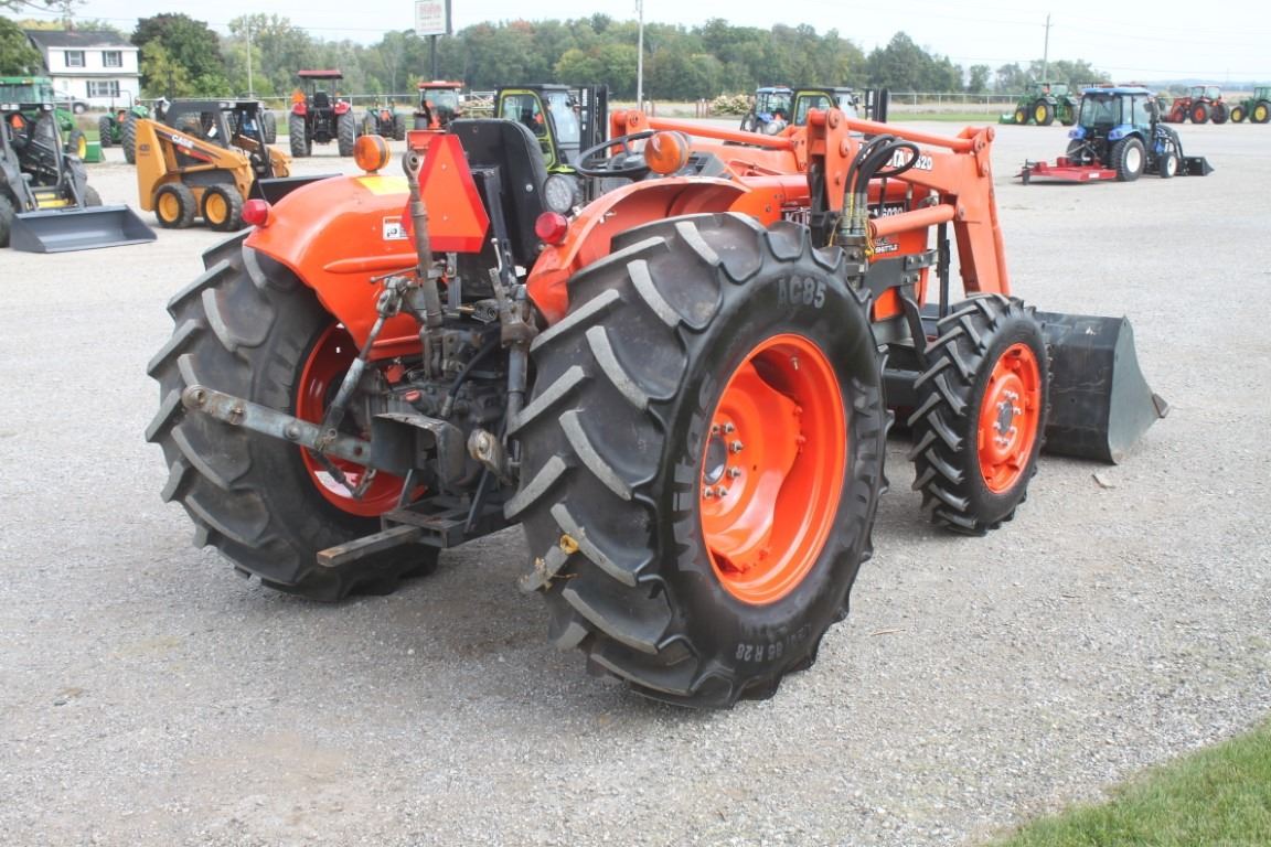 Kubota M6030 4wd tractor, rops, M620 SL loader, 1 remote, 8x8 shuttle
