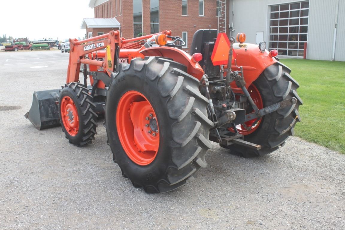 Kubota M6030 4wd tractor, rops, M620 SL loader, 1 remote, 8x8 shuttle