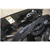 Image 9 : Caterpillar 424-0451 7 1/2' 6 way dozer blade, skidsteer QT, Demo Unit