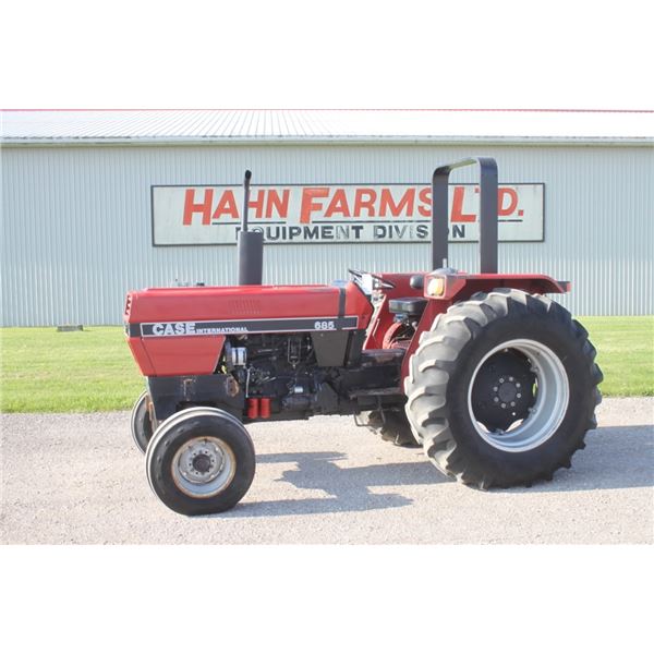 Case/Int 685 2wd tractor, rops, 8speed,  18.4x30, 1 remote, 4338 hours, one owner