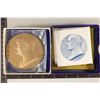 Image 1 : 3 1/2'' BRONZE MEDAL LYNDON B. JOHNSON WITH STAND