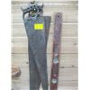 Image 1 : 2 METAL HANDLED SAWS & WOODEN LEVEL