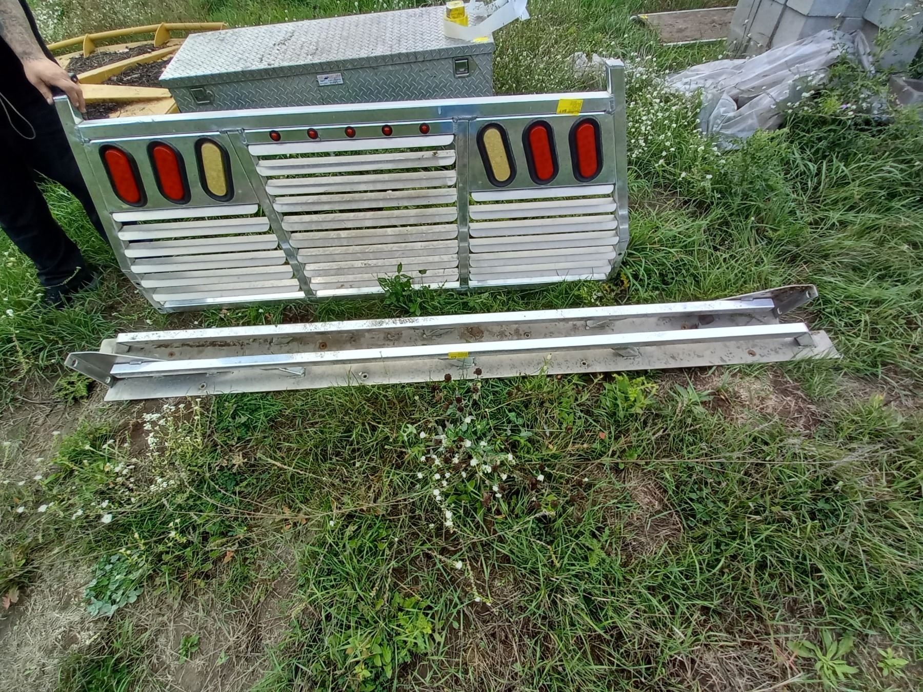 HEADACHE RACK W/LIGHTS & 2 ALUMINUM BED RAILS