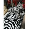 Image 1 : Zebra Pottery and Zebra Blanket (1)