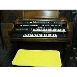 Hammond Organ and Bench with small Pedal board (20)