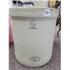 Image 1 : 6-gal Medalta crock