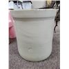 Image 2 : 6-gal Medalta crock
