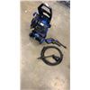 Image 2 : 2100 PSI ELECTRIC PRESSURE WASHER WORKING