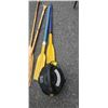 Image 2 : LOT OF PADDLES, OARS AND SMALL SHOP VAC