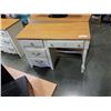 Image 1 : BROYHIL 4 DRAWER DESK