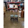 Image 1 : 2 STOOLS AND 2 METAL FLOOR LAMPS