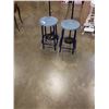 Image 2 : 2 STOOLS AND 2 METAL FLOOR LAMPS