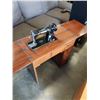 Image 2 : VINTAGE SINGER SEWING MACHINE IN SEWING TABLE