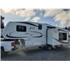 Image 6 : 0A --  2009 Jazz By Thor 5th Wheel, White, From The Hitch To The Bumper Is  27.5' Apx