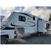 Image 2 : 0E --  2009 Jazz By Thor 5th Wheel, White, From The Hitch To The Bumper Is  27.5' Apx