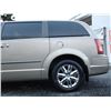 Image 29 : G6 --  2009 CHRYSLER TOWN AND COUNTRY LIMITED, Gold, 245445