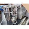 Image 5 : Stainless steel pots and pans, and Juicer