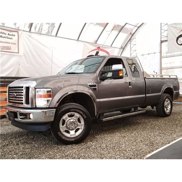 F3 --  2010 FORD F250 SUPER DUTY EXT CAB 4X4, Grey, 242721 KM