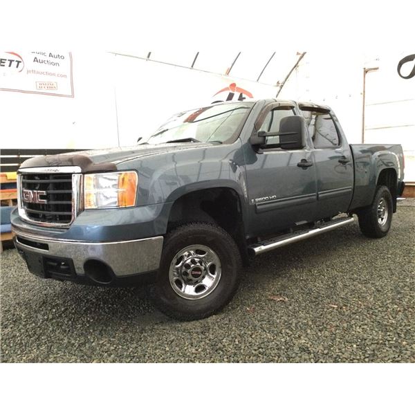 C6F --  2009 GMC SIERRA 2500 HEAVYT DUTY CREW CAB 4X4, Grey, 189708 KM