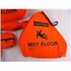 Image 4 : (6) Wet Floor Signs