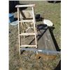 Image 1 : 4' Step Ladder, Small Table (50 x 16")