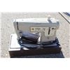 Image 3 : ** Singer Sewing Machine with Carrying Case