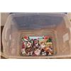 Image 3 : *Rubber Maid Tote w/ Contents - Straw Hat - 3D Place Mats - Table Cloth