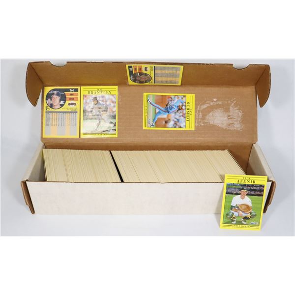 #258 1991 FLEER LARGE LOT OF BASEBALL CARDS IN BOX