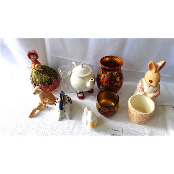 Assortment of Decorative Items Cat A