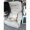 Image 1 : Beige Cloth Recliner