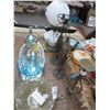 Image 1 : Hurricane Lamp, Décor Bowls and Vases