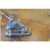 Image 2 : Vintage skates, wire, hard hats
