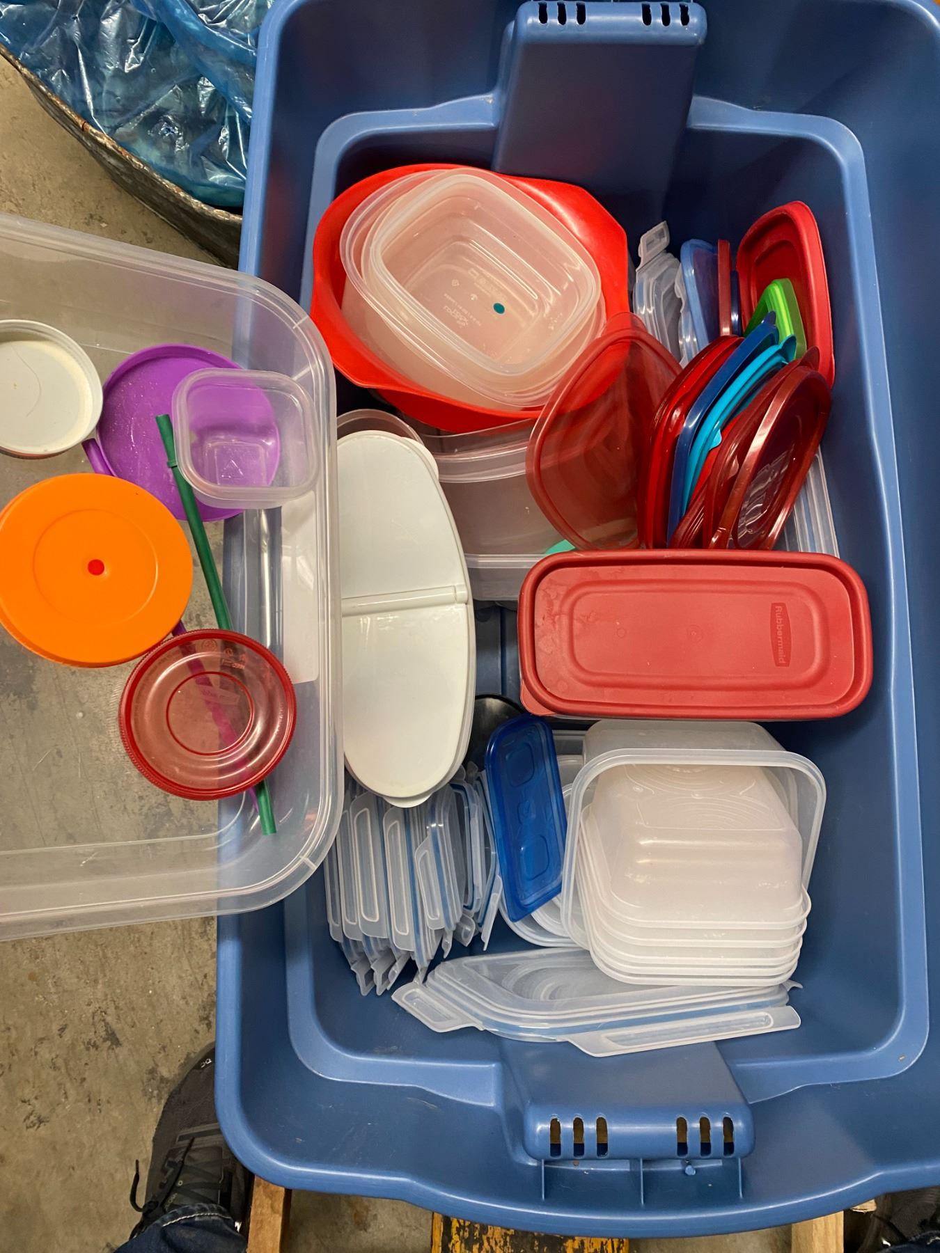 Assorted kitchen containers and assorted lids