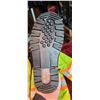 Image 3 : SZ 7 BAFFIN WORK BOOTS AND REFLECTIVE SAFETY JACKET