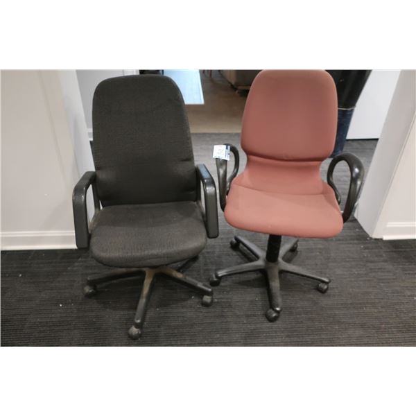 LOT DE 2 CHAISES DE BUREAUX ASST
